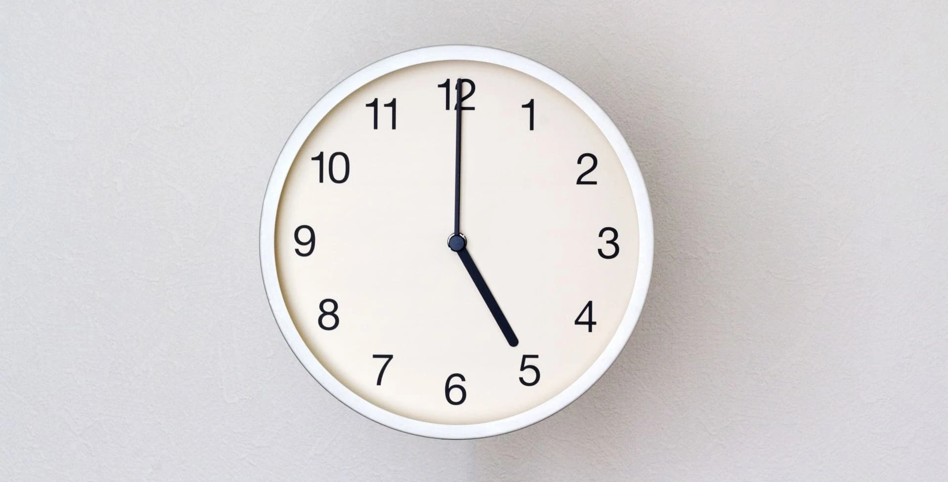 17時を指す時計
